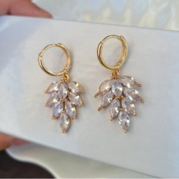 Gorgeous Gold Tone Flower Drop Crystal Dangle Earrings - Picture 6 of 10